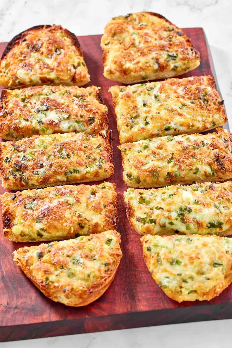 Black Angus Cheesy Garlic Bread (Copycat)